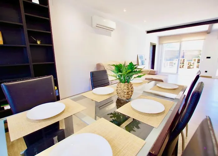 V&v Lloret-villa Wilma, Casa A 800m Playa Fenals Con Aire Acondicionado Y Piscina Comunitaria Con Jardin Tatil Evi