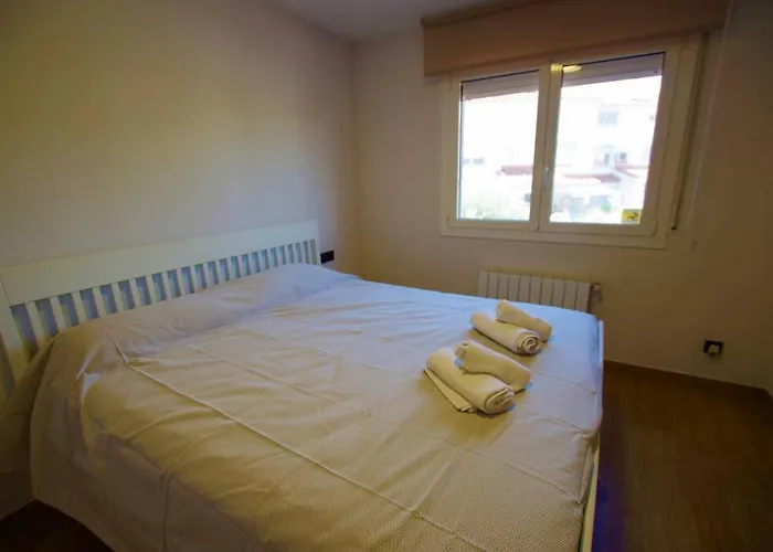 V&v Lloret-villa Wilma, Casa A 800m Playa Fenals Con Aire Acondicionado Y Piscina Comunitaria Con Jardin Tatil Evi