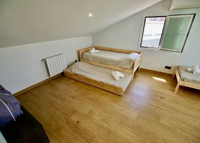 V&v Lloret-villa Wilma, Casa A 800m Playa Fenals Con Aire Acondicionado Y Piscina Comunitaria Con Jardin