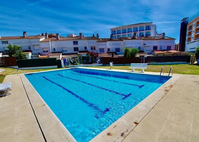 V&v Lloret-villa Wilma, Casa A 800m Playa Fenals Con Aire Acondicionado Y Piscina Comunitaria Con Jardin Lloret de Mar