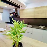 V&v Lloret-villa Wilma, Casa A 800m Playa Fenals Con Aire Acondicionado Y Piscina Comunitaria Con Jardin
