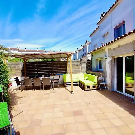 V&v Lloret-villa Wilma, Casa A 800m Playa Fenals Con Aire Acondicionado Y Piscina Comunitaria Con Jardin Vakantiehuis *