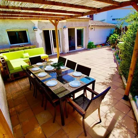 V&v Lloret-villa Wilma, Casa A 800m Playa Fenals Con Aire Acondicionado Y Piscina Comunitaria Con Jardin Vakantiehuis Lloret de Mar