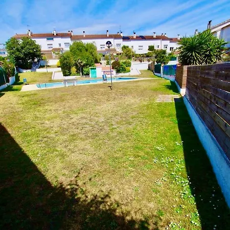 V&v Lloret-villa Wilma, Casa A 800m Playa Fenals Con Aire Acondicionado Y Piscina Comunitaria Con Jardin Vakantiehuis Lloret de Mar
