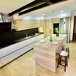 V&v Lloret-villa Wilma, Casa A 800m Playa Fenals Con Aire Acondicionado Y Piscina Comunitaria Con Jardin بيت للعطل *