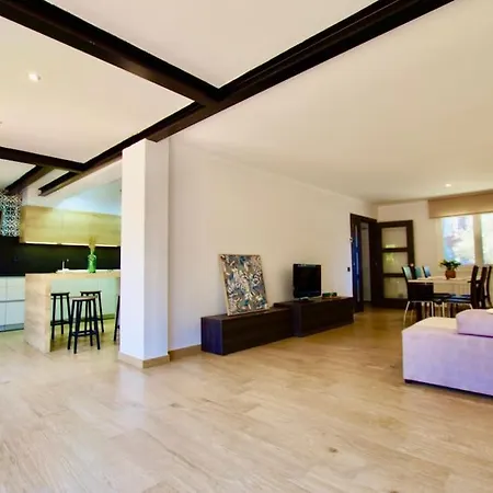 V&v Lloret-villa Wilma, Casa A 800m Playa Fenals Con Aire Acondicionado Y Piscina Comunitaria Con Jardin 료렛 드 마르