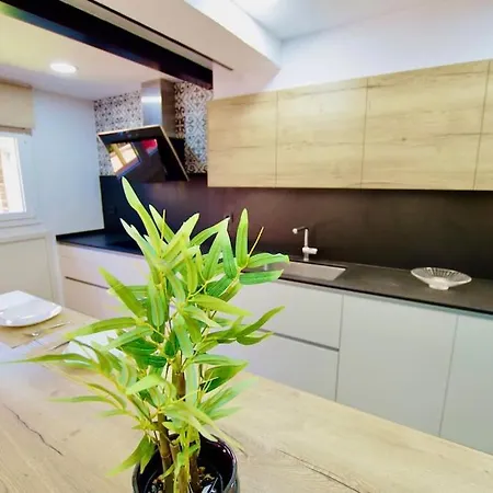 V&v Lloret-villa Wilma, Casa A 800m Playa Fenals Con Aire Acondicionado Y Piscina Comunitaria Con Jardin