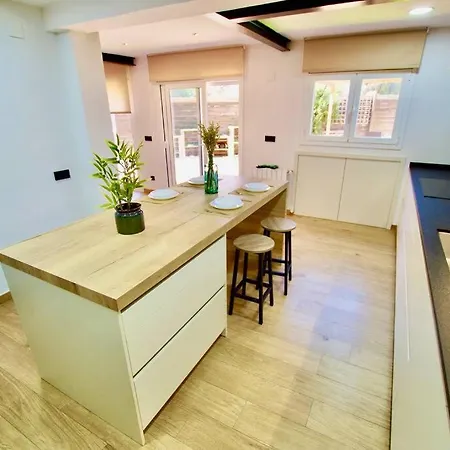 Dom wakacyjny V&v Lloret-villa Wilma, Casa A 800m Playa Fenals Con Aire Acondicionado Y Piscina Comunitaria Con Jardin Lloret de Mar