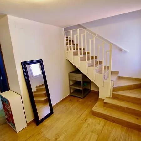 V&v Lloret-villa Wilma, Casa A 800m Playa Fenals Con Aire Acondicionado Y Piscina Comunitaria Con Jardin Dom wakacyjny