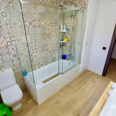 V&v Lloret-villa Wilma, Casa A 800m Playa Fenals Con Aire Acondicionado Y Piscina Comunitaria Con Jardin Lloret de Mar