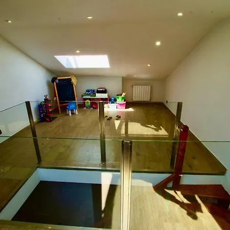 Dom wakacyjny V&v Lloret-villa Wilma, Casa A 800m Playa Fenals Con Aire Acondicionado Y Piscina Comunitaria Con Jardin