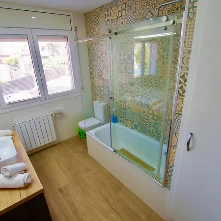 Dom wakacyjny V&v Lloret-villa Wilma, Casa A 800m Playa Fenals Con Aire Acondicionado Y Piscina Comunitaria Con Jardin *