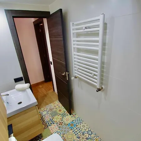 V&v Lloret-villa Wilma, Casa A 800m Playa Fenals Con Aire Acondicionado Y Piscina Comunitaria Con Jardin