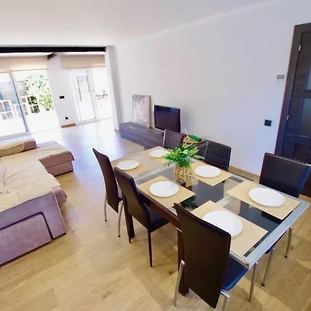 V&v Lloret-villa Wilma, Casa A 800m Playa Fenals Con Aire Acondicionado Y Piscina Comunitaria Con Jardin Lloret de Mar