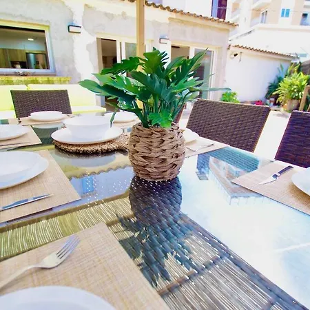 Dom wakacyjny V&v Lloret-villa Wilma, Casa A 800m Playa Fenals Con Aire Acondicionado Y Piscina Comunitaria Con Jardin