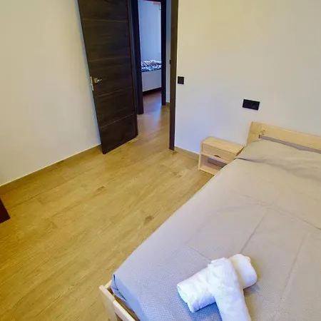 V&v Lloret-villa Wilma, Casa A 800m Playa Fenals Con Aire Acondicionado Y Piscina Comunitaria Con Jardin Lloret de Mar