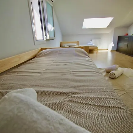 V&v Lloret-villa Wilma, Casa A 800m Playa Fenals Con Aire Acondicionado Y Piscina Comunitaria Con Jardin