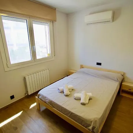 Dom wakacyjny V&v Lloret-villa Wilma, Casa A 800m Playa Fenals Con Aire Acondicionado Y Piscina Comunitaria Con Jardin Lloret de Mar