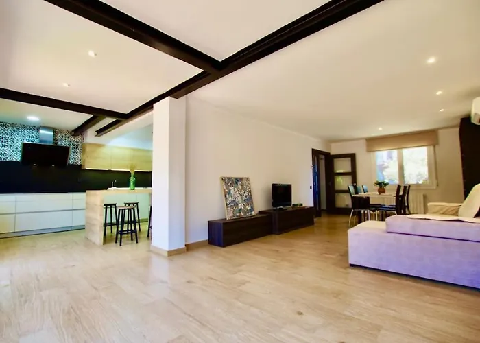 V&v Lloret-villa Wilma, Casa A 800m Playa Fenals Con Aire Acondicionado Y Piscina Comunitaria Con Jardin Lloret de Mar