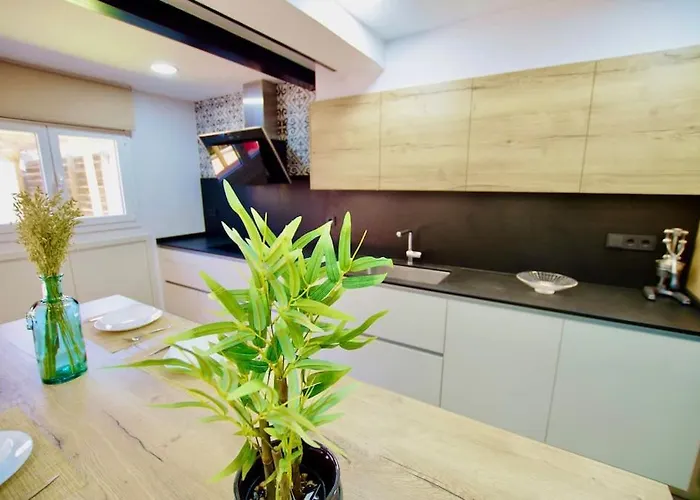 V&v Lloret-villa Wilma, Casa A 800m Playa Fenals Con Aire Acondicionado Y Piscina Comunitaria Con Jardin