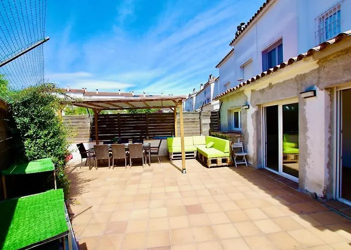V&v Lloret-villa Wilma, Casa A 800m Playa Fenals Con Aire Acondicionado Y Piscina Comunitaria Con Jardin Holiday home *