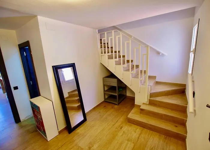 V&v Lloret-villa Wilma, Casa A 800m Playa Fenals Con Aire Acondicionado Y Piscina Comunitaria Con Jardin Holiday home