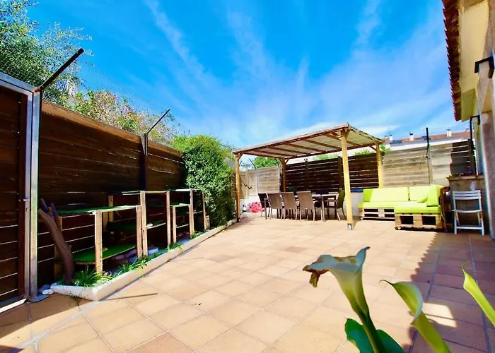 V&v Lloret-villa Wilma, Casa A 800m Playa Fenals Con Aire Acondicionado Y Piscina Comunitaria Con Jardin