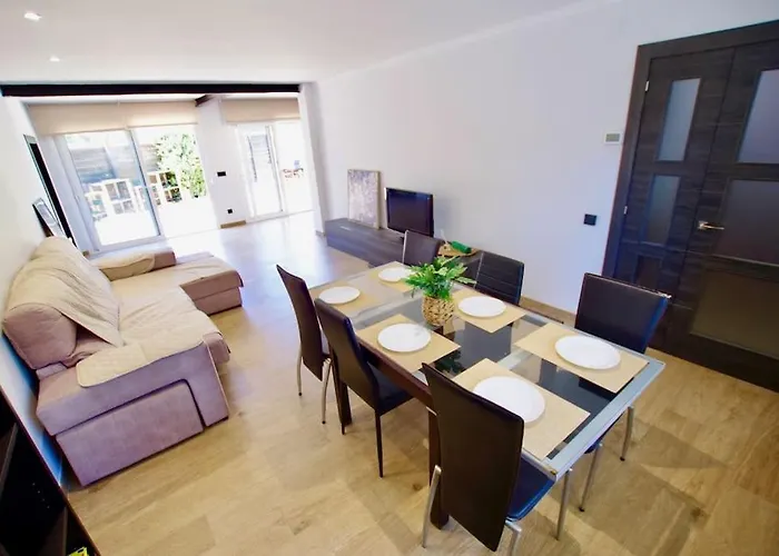 V&v Lloret-villa Wilma, Casa A 800m Playa Fenals Con Aire Acondicionado Y Piscina Comunitaria Con Jardin Lloret de Mar