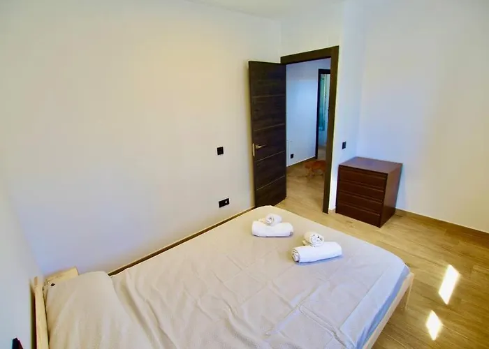 V&v Lloret-villa Wilma, Casa A 800m Playa Fenals Con Aire Acondicionado Y Piscina Comunitaria Con Jardin *